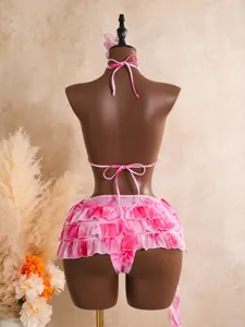 Ensemble bikini trois pièces imprimé floral rose avec haut halter et jupe à volants.