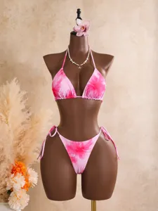 Détail de l'ensemble bikini licou à fleurs roses avec bas ajustables et accessoires assortis.
