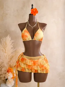 Détail d'ensemble de bikini floral, haut halter et jupe à volants pour plage femme.