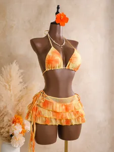 Ensemble bikini trois pièces à fleurs orange, maillot de bain halter avec jupe.