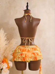 Ensemble de bikini trois pièces floral orange avec haut halter sexy et jolie jupe à volants.