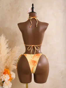 Vue arrière détaillée d'un charmant bikini sexy à licou imprimé floral, maillot de plage.
