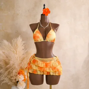 Superbe ensemble de bikini floral orange en trois pièces avec haut dos nu et jupe.