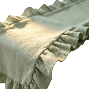 Chemin de table plissé vert clair à volants, nappe de luxe minimaliste pour mariages.