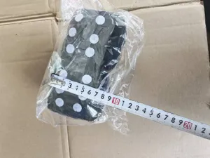 Des des en peluche a suspendre pour retroviseur de voiture, decoration retro peluche paire.