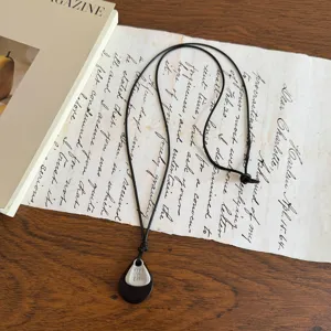 Collana con ciondolo geometrico in legno retro con cordino nero, design unico dettaglio.