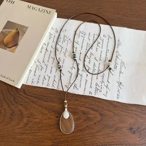 Nuova Elegante Collana con Ciondolo Geometrico in Legno Stile Retro per Maglione Donna Moda
