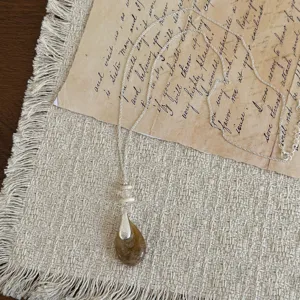 Catena da maglione lunga vintage con ciondolo geometrico e collana in metallo argentato.