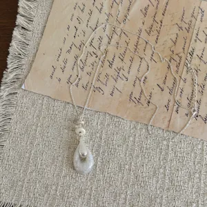 Primo piano della collana con ciondolo geometrico vintage dai dettagli raffinati.