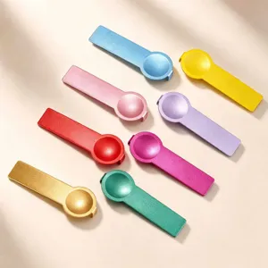 Vista detallada de herramientas metalicas de colores para pulseras de dijes italianos y eslabones.