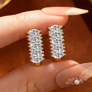 Boucles d'oreilles créoles dorées exquises avec des pierres marquises et rondes scintillantes.