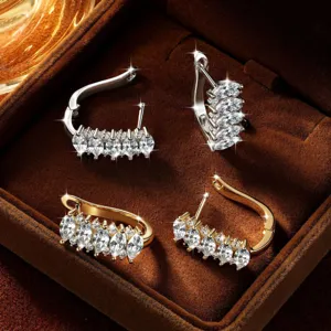Vue détaillée de boucles d'oreilles de luxe avec pierres taillées en argent et or.