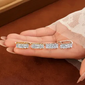 Vue détaillée de boucles d'oreilles créoles en moissanite marquise scintillante sur la main.