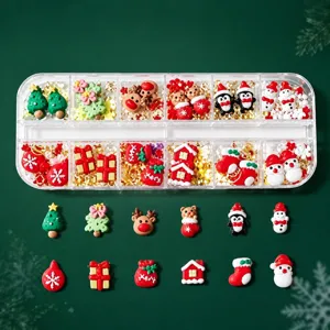 Vue détaillée de l'ensemble de charms pour ongles de Noël avec divers ornements en résine mignons.