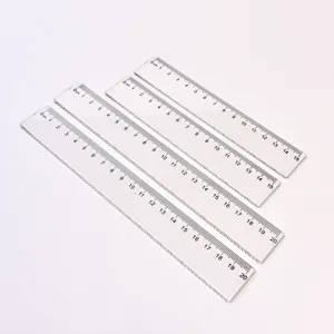 Regla ondulada de plástico transparente con escala métrica clara, ideal para estudiantes y oficina.