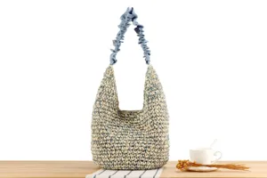 Sac à bandoulière tissé avec lanière froncée bleue en détail montrant une texture unique.