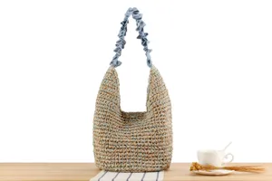 Sac bandoulière tissé pour femme avec lanière bleue froissée, sac de plage paille.