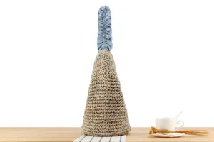 Détail de sac à épaule tissé, poignée volantée bleue, texture paille, style de plage.