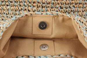 Vue détaillée de l'intérieur du sac à bandoulière tissé avec fermeture magnétique.