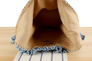 Vue détaillée de l'intérieur du sac à bandoulière tressé avec doublure kaki et aimant.