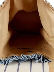 Sac à épaule tissé vue intérieure avec bordure plissée bleue et bouton aimanté.