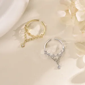 Elegante anello aperto a doppia catena con stella, in oro e argento, decorato con zirconi.