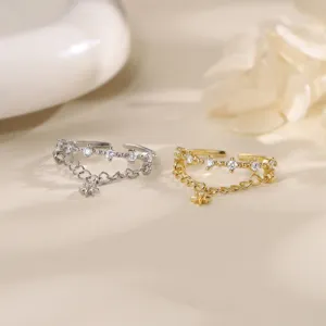 Anello aperto doppio strato con zircone stella, dettaglio gioiello moda elegante molto luminoso.