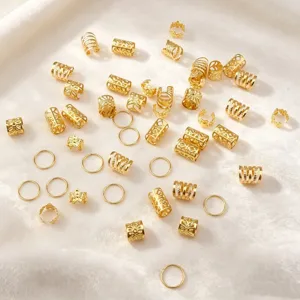Primer plano de anillos de cabello dorados y puños dreadlock huecos para trenzas DIY.