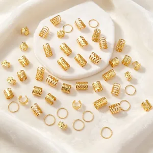 Detalle de anillos de cabello dreadlocks dorados, accesorios para trenzas de pelo DIY.