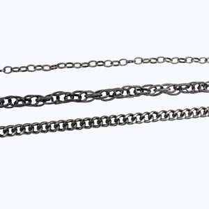Gros plan détaillé de trois styles de chaînes en métal sombre, design lourd industriel pour hommes.