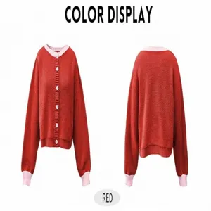 Gedetailleerd overzicht van het dames gebreide vest in helder rood met roze accenten.