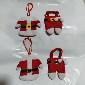 Kerstman kostuum bestekzakjes set, rode witte stoffen bestekhoesjes voor feestelijke tafel.