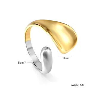 Detailansicht des unregelmäßigen zweifarbigen offenen Rings, zeigt Größe 7, 11mm und 3,8g.
