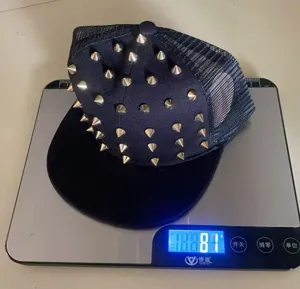 Casquette de baseball noire en filet pour enfants avec rivets punk métalliques pour le hip-hop.
