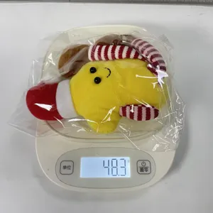 Weihnachtsstern Plueschpuppe Stoffsessel mit roter Muetze und gestreiftem Schal.