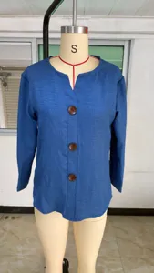Blaue langarm Damen Bluse mit V-Ausschnitt und grossen braunen Knöpfen auf Puppe.