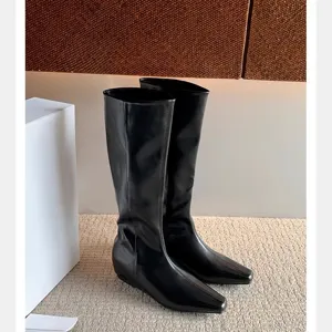 Elegantes botas de media caña para mujer en cuero negro con punta cuadrada para invierno
