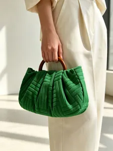 Grüne geflochtene Plissee Handtasche mit Harz Rundgriff, stilvolle Damen Detailansicht.
