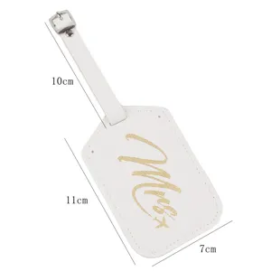Etiqueta de equipaje de cuero PU blanco con letras doradas Mrs y hebilla, accesorio de viaje ideal.
