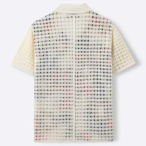 Vista detallada polo tejido ganchillo hombre manga corta estilo étnico beige.