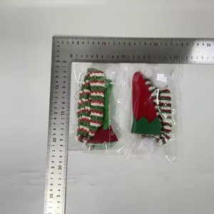Mini set di copribottiglia di vino natalizio con cappello e sciarpa per decorazione.