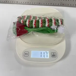 Vista di dettaglio della copertura per bottiglia di Natale con accessorio decorativo in maglia