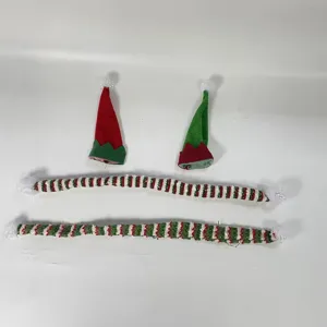 Set di mini copribottiglia di vino natalizie con cappellini e sciarpe lavorati a maglia.