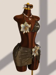 Gedetailleerd overzicht van de sexy metallic 3-delige bikini 2026 met geborduurde bloemen.