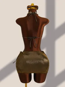 Gedetailleerd overzicht van een glanzende driedelige bikiniset met rugsluiting en rok.