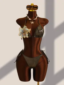 Prachtige metallics bikini met bloemenborduurwerk en accessoires voor de zomer.
