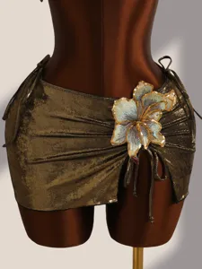 Sexy metallische bikinibroekje met pailletten bloemenborduurwerk en zijdelingse touwtjes.