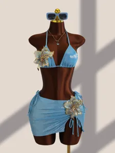 Blauw glanzend bloemen geborduurd bikinigedetailleerd, stijlvolle driedelige badmode.