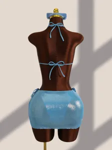 Blauwe glanzende driedelige bikiniset badpak met bijpassende rok voor dames zomerstrand.
