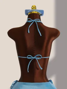 Gedetailleerd achteroverzicht van een glimmende blauwe bikini met strikjes en bandjes.